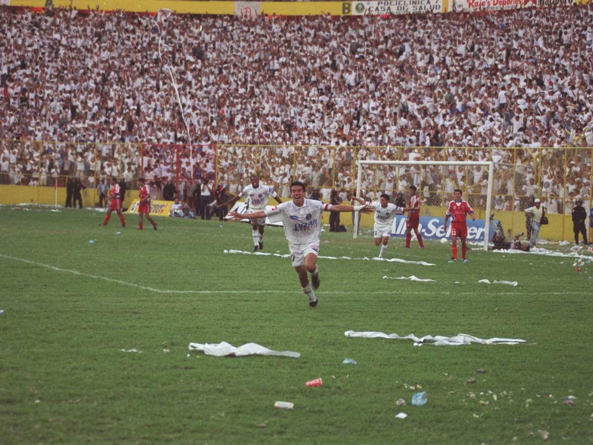 Adonay Martínez celebra el gol que le dio el título al Alianza contra el Firpo en 2001. Foto Archivo