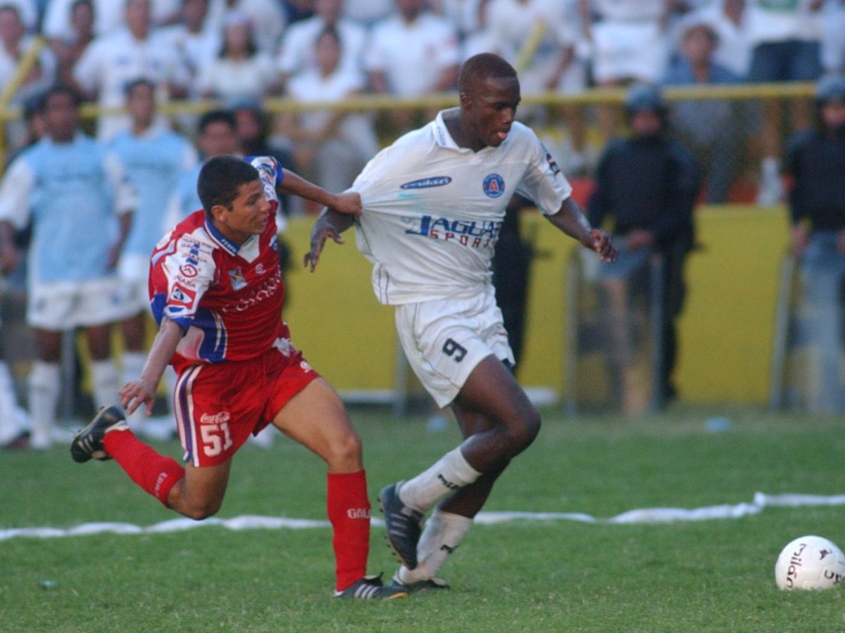 Mauricio Quintanilla del Alianza es Marcado por Martin Garcia del Firpo. Foto Archivo