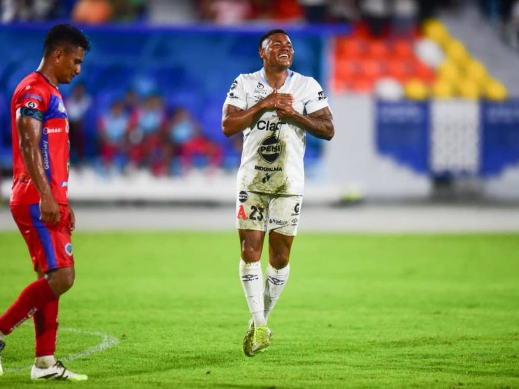 Michell Mercado celebra el tercer gol del Alianza ante el Cacahuatique. Foto Emerson Del Cid