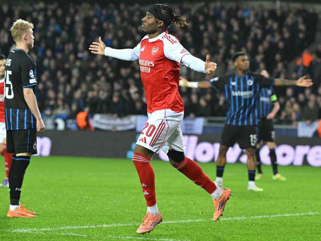 El delantero inglés Noni Madueke (centro) del Arsenal celebra tras anotar el segundo gol del equipo durante la sexta jornada de la fase de liga de la UEFA Champions League, partido entre el Brugge y el Arsenal en el estadio Jan Breydel de Brujas el 10 de diciembre de 2025. (Foto AFP)
