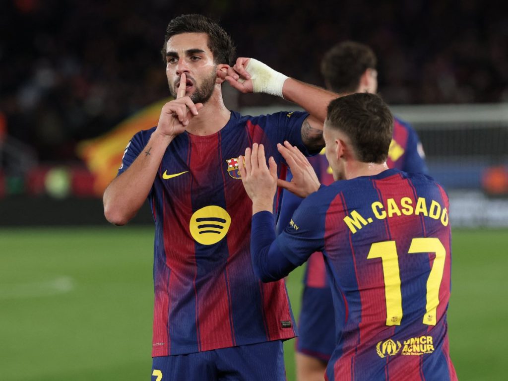El delantero español del Barcelona #07 Ferran Torres celebra el tercer gol de su equipo durante el partido de la liga española entre el FC Barcelona y el Club Atlético de Madrid en el estadio Camp Nou de Barcelona el 2 de diciembre de 2025. (Foto AFP)