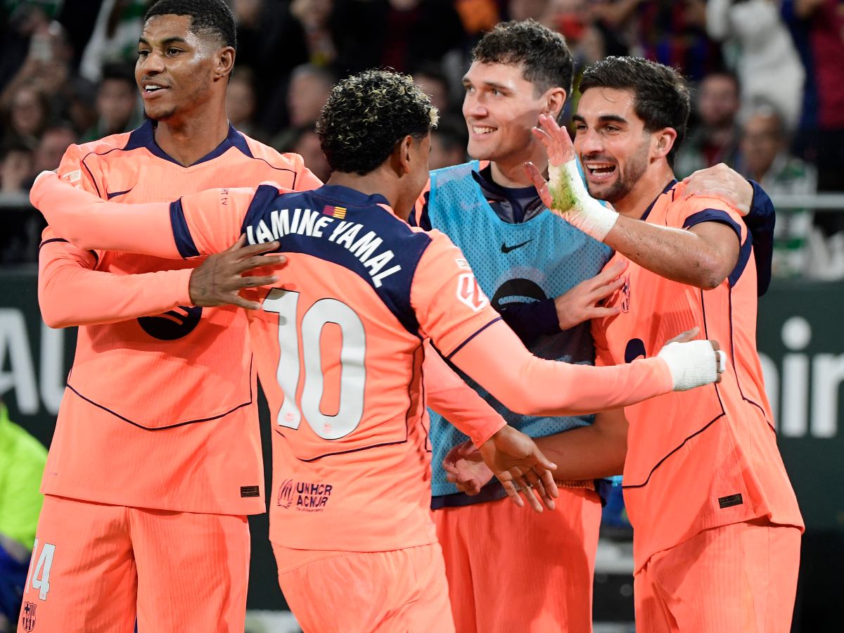 El delantero español #07 del Barcelona, ​​Ferran Torres, celebra el segundo gol de su equipo con el delantero español #10 del Barcelona, ​​Lamine Yamal, durante el partido de la liga española entre el Real Betis y el FC Barcelona en el Estadio Benito Villamarín en Sevilla el 6 de diciembre de 2025. (Foto AFP)