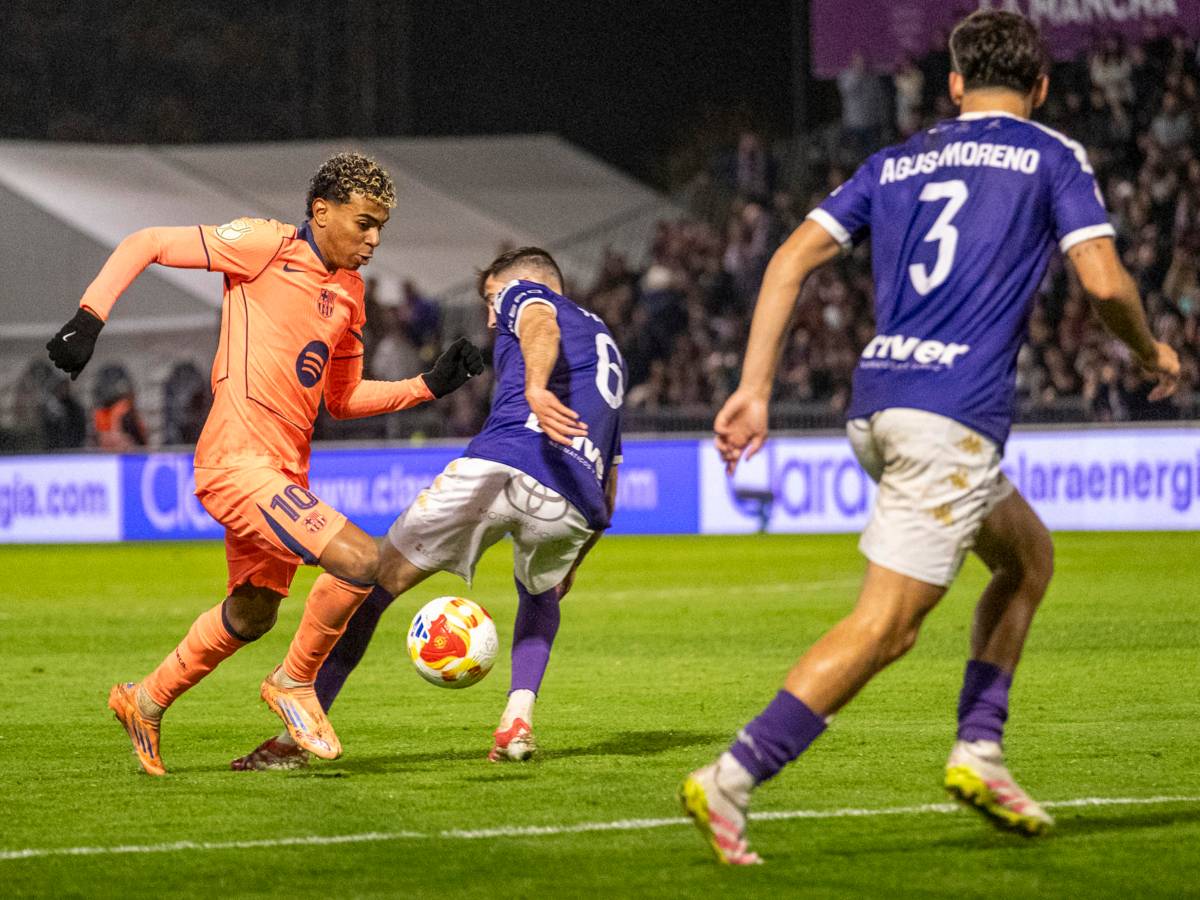 El delantero del Barcelona Lamine Yamal (i) juega un balón ante Pablo Rojo (c) y Agus Moreno, ambos del Guadalajara, durante el partido de los dieciseisavos de final de la Copa del Rey que CD Guadalajara y FC Barcelona disputan este martes en el estadio Pedro Escartín. EFE
