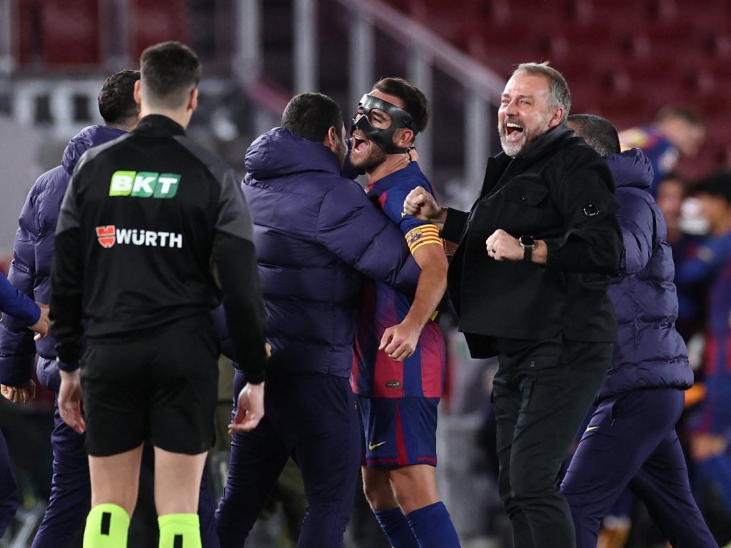 El entrenador alemán del Barcelona, ​​Hans-Dieter Flick (derecha), celebra el tercer gol de su equipo durante el partido de la liga española entre el FC Barcelona y el Club Atlético de Madrid en el estadio Camp Nou de Barcelona el 2 de diciembre de 2025. (Foto AFP)