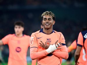 Lamine Yamal celebra su gol de penal con el Barcelona ante el Betis. Foto AFP