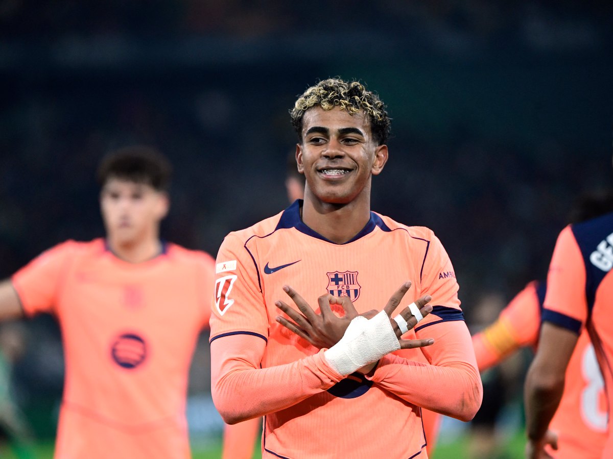Lamine Yamal celebra su gol de penal con el Barcelona ante el Betis. Foto AFP