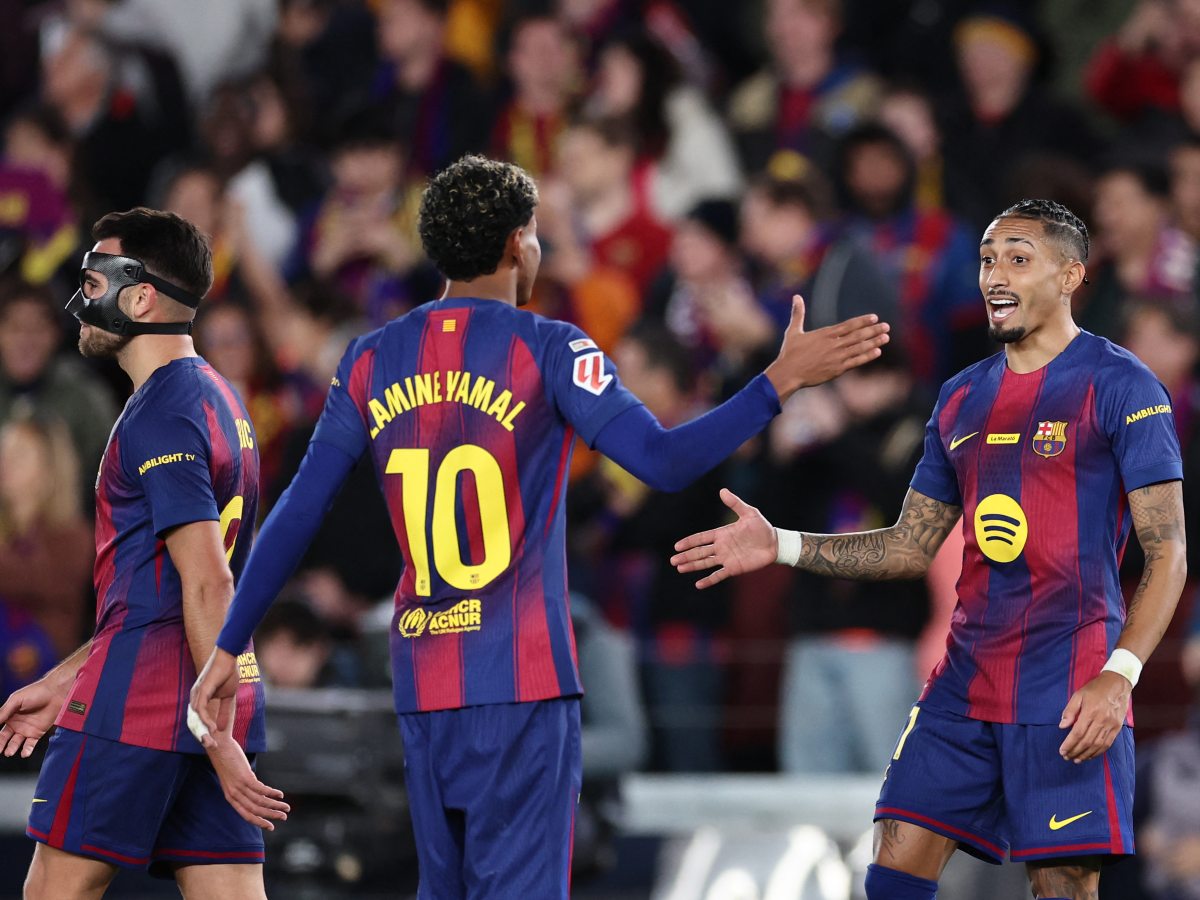 El delantero brasileño #11 del Barcelona, ​​Raphinha, celebra con el delantero español #10 del Barcelona, ​​Lamine Yamal, marcar el segundo gol de su equipo durante el partido de fútbol de la liga española entre el FC Barcelona y el CA Osasuna en el estadio Camp Nou de Barcelona el 13 de diciembre de 2025. (Foto AFP)