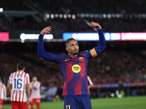 El delantero brasileño #11 del Barcelona, ​​Raphinha, hace un gesto a la afición durante el partido de la liga española entre el FC Barcelona y el Club Atlético de Madrid en el estadio Camp Nou de Barcelona el 2 de diciembre de 2025. (Foto AFP)