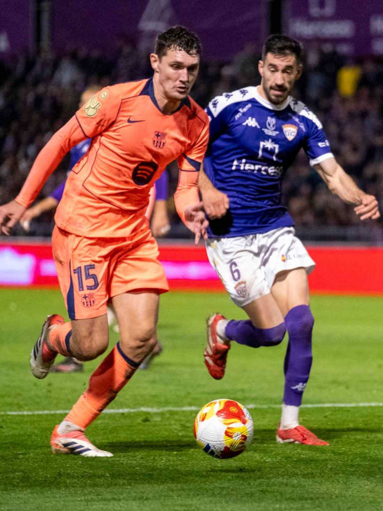 El defensa del Barcelona Andreas Christensen (i) juega un balón ante Pablo Rojo, del Guadalajara, durante el partido de los dieciseisavos de final de la Copa del Rey que CD Guadalajara y FC Barcelona disputan este martes en el estadio Pedro Escartín. EFE