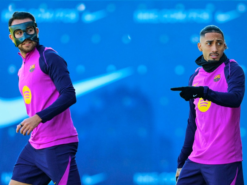 Eric García (con máscara) y Raphinha, durante entrenamiento con el FC Barcelona español. / Foto EFE