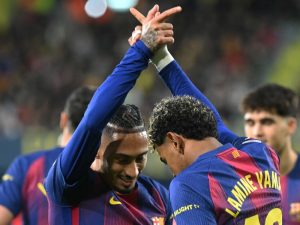 Lamine Yamal y Raphinha celebran juntos uno de los goles del Barcelona en la victoria ante el Villarreal en La Cerámica.