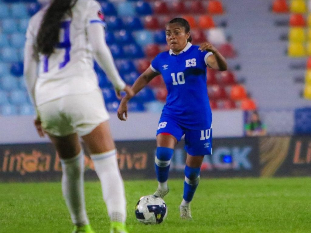Brenda Cerén con la Selecta femenia contra Honduras. Foto X Selecta