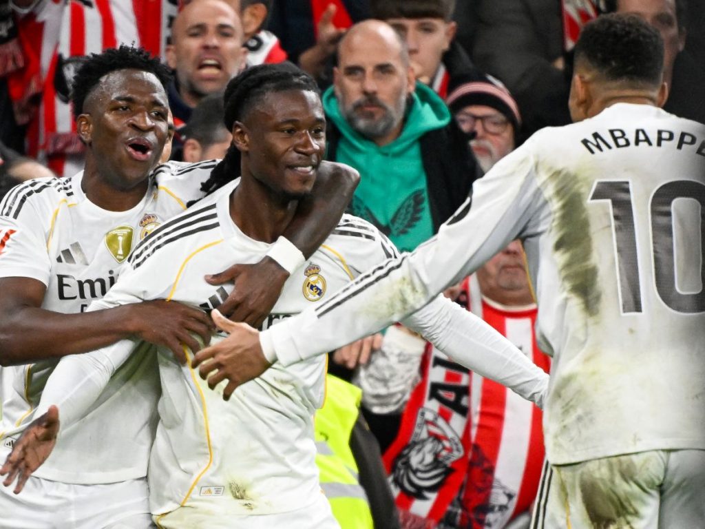 El centrocampista francés del Real Madrid #06 Eduardo Camavinga (C) celebra con sus compañeros de equipo, el delantero brasileño del Real Madrid #07 Vinicius Junior (I) y el delantero francés del Real Madrid #10 Kylian Mbappé, después de marcar el segundo gol de su equipo durante el partido de fútbol de la liga española entre el Athletic Club Bilbao y el Real Madrid CF en el estadio de San Mamés en Bilbao el 3 de diciembre de 2025. (Foto AFP)