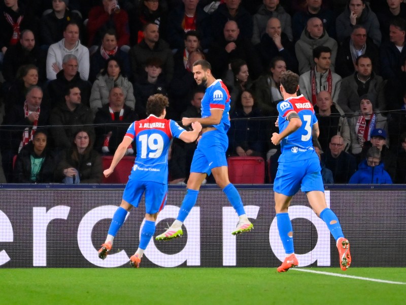 El defensa eslovaco #17 del Atlético de Madrid, David Hancko (C), celebra el segundo gol de su equipo con sus compañeros durante el partido de fútbol de la sexta jornada de la fase de liga de la UEFA Champions League entre el PSV Eindhoven