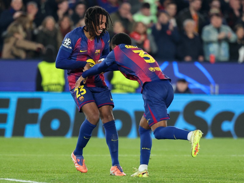 El defensa francés #23 de Barcelona, Jules Kounde (izq.), celebra el segundo gol de su equipo con el defensa español #03 de Barcelona, Alex Balde