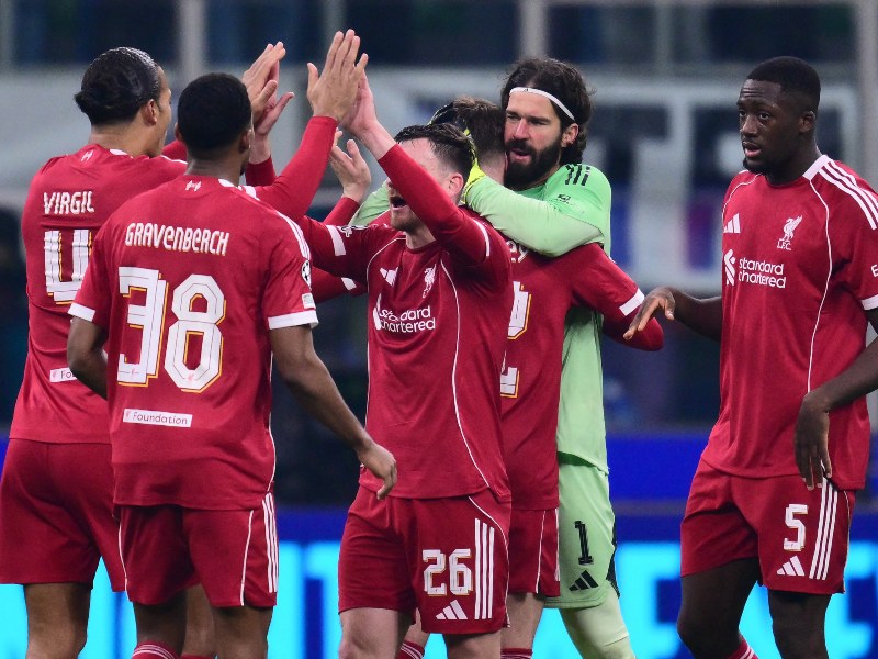 Los jugadores del Liverpool celebran después de ganar el partido de fútbol de la jornada 6 de la fase de la UEFA Champions League entre el Inter de Milán y el Liverpool en el estadio San Siro de Milán