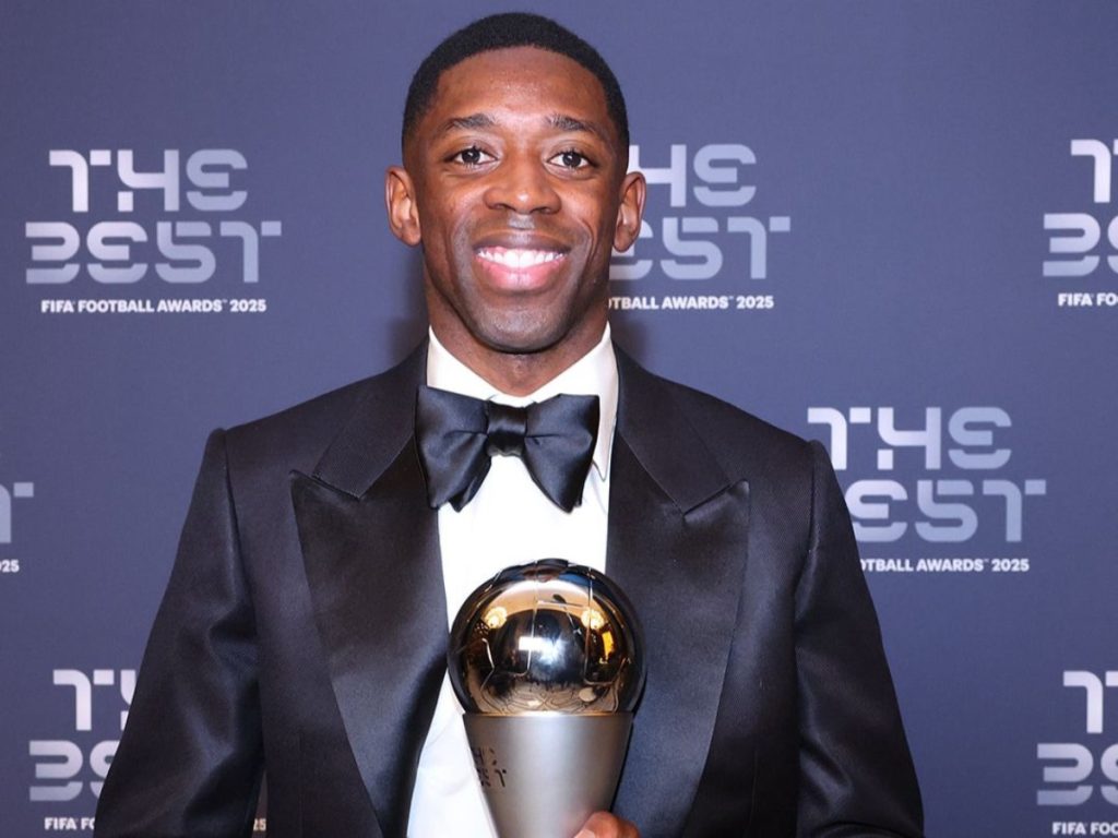Ousmane Dembele con el trofeo de The Best. Foto X PSG
