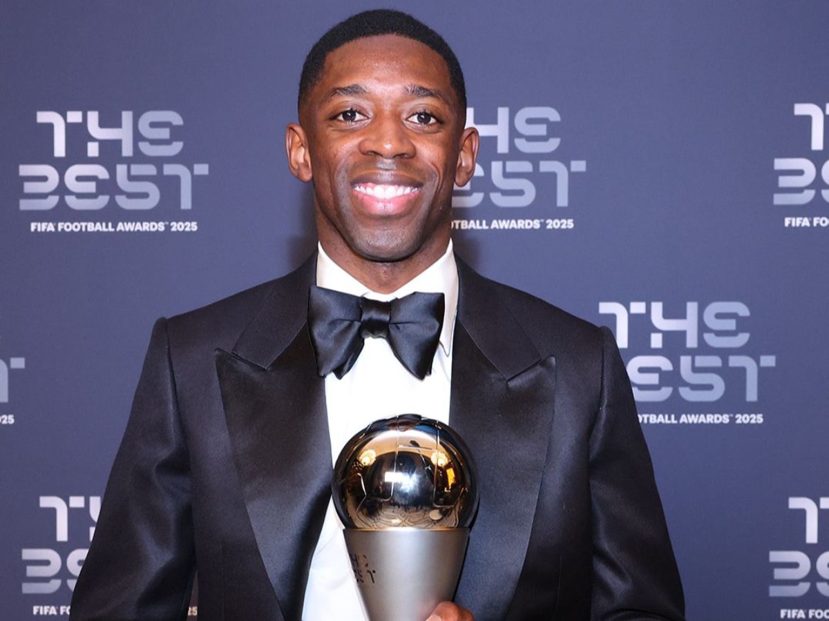 Ousmane Dembele con el trofeo de The Best. Foto X PSG