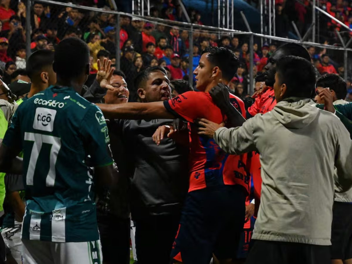 Disturbios en la final del Apertura 2025 de Guatemala donde quedó campeón el Antigua. Foto AS