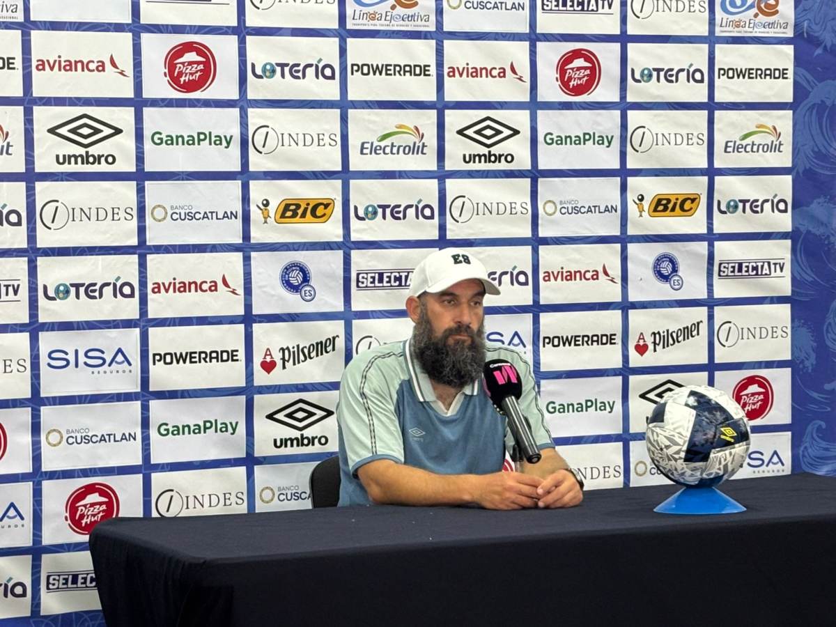 Eric Acuña, técnico de la Selecta Femenina. Foto Roberto Montano