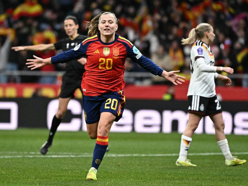 La delantera española Claudia Pina celebra tras anotar su tercer gol durante el partido de vuelta de la final de la Liga de Naciones Femenina de la UEFA entre España y Alemania en el Estadio Metropolitano de Madrid el 2 de diciembre de 2025. (Foto AFP)