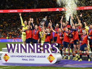 Las jugadoras de España celebran con el trofeo tras ganar el partido de vuelta de la final de la Liga de Naciones Femenina de la UEFA entre España y Alemania en el Estadio Metropolitano de Madrid el 2 de diciembre de 2025. AFP