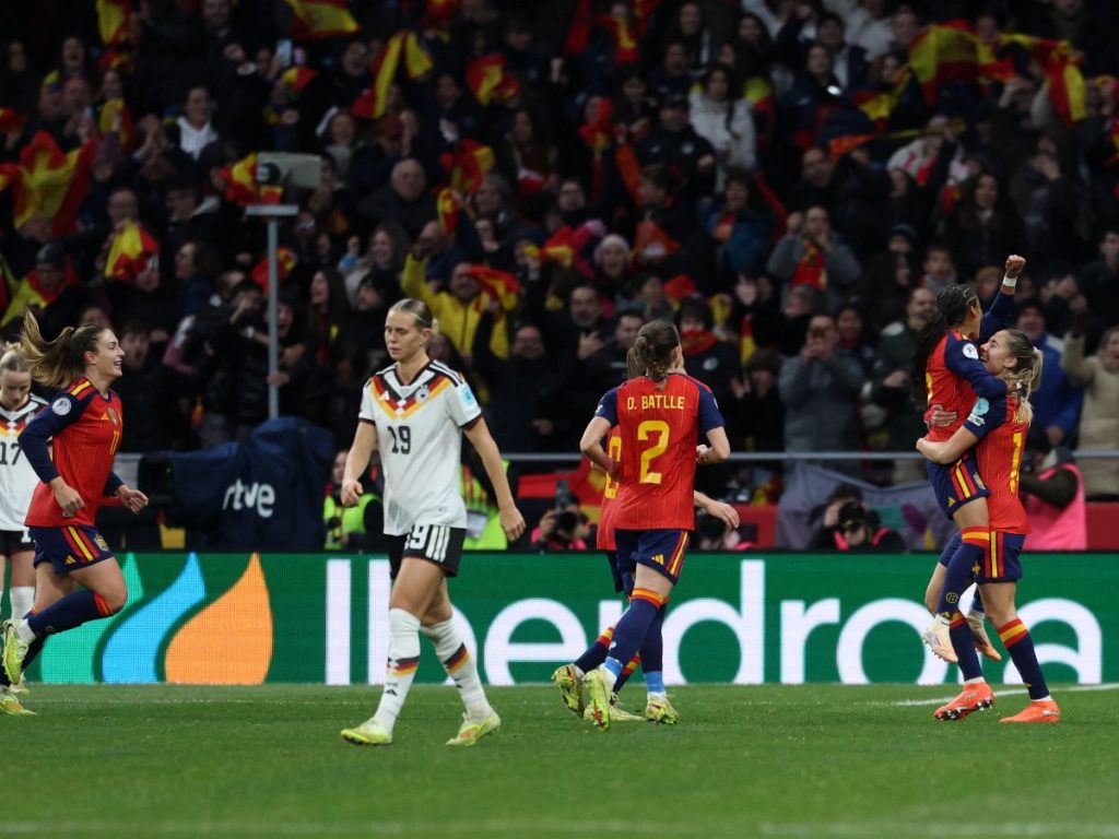 La centrocampista española #18 Vicky López (2D) celebra con sus compañeras el segundo gol de su equipo durante el partido de vuelta de la final de la Liga de Naciones Femenina de la UEFA entre España y Alemania en el Estadio Metropolitano de Madrid el 2 de diciembre de 2025. (Foto AFP)