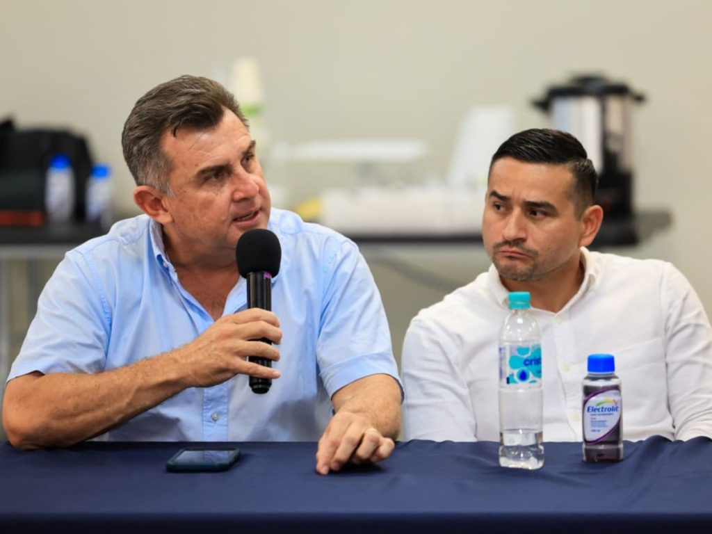 Gonzalo Sibrián, (izq.) presidente del Alianza, en reunión con Yamil Bukele, presidente de la FESFUT. Foto FESFUT 