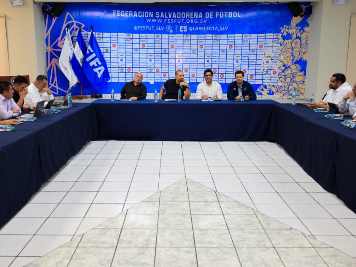 Yamil Bukele, presidente de la FESFUT, en reunión con la Primera División. Foto Fesfut