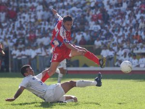 Final de Futbol entre Alianza y Firpo al final el Alianza gano uno por cero en el estadio Cuscatlan. Foto Archivo
