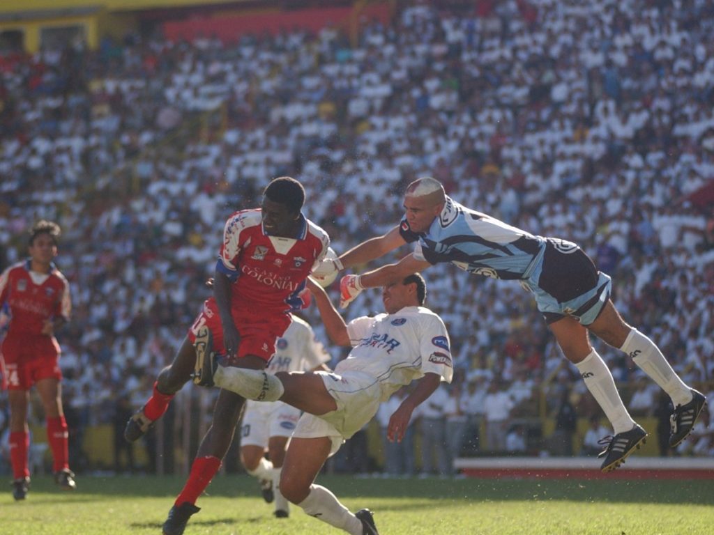 Celio Rodriguez es marcado por Alexander Merino del Alianza. Foto Archivo