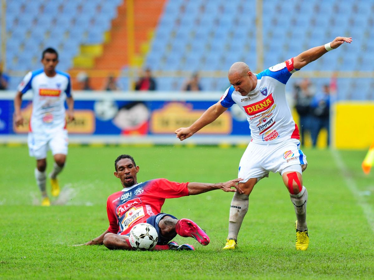 Elder Figueroa de FAS y Denis Alas de Firpo durante la final de fútbol del Torneo Clausura 2013 entre Firpo y FAS. Marcador Firpo 3 FAS 0. Foto Archivo