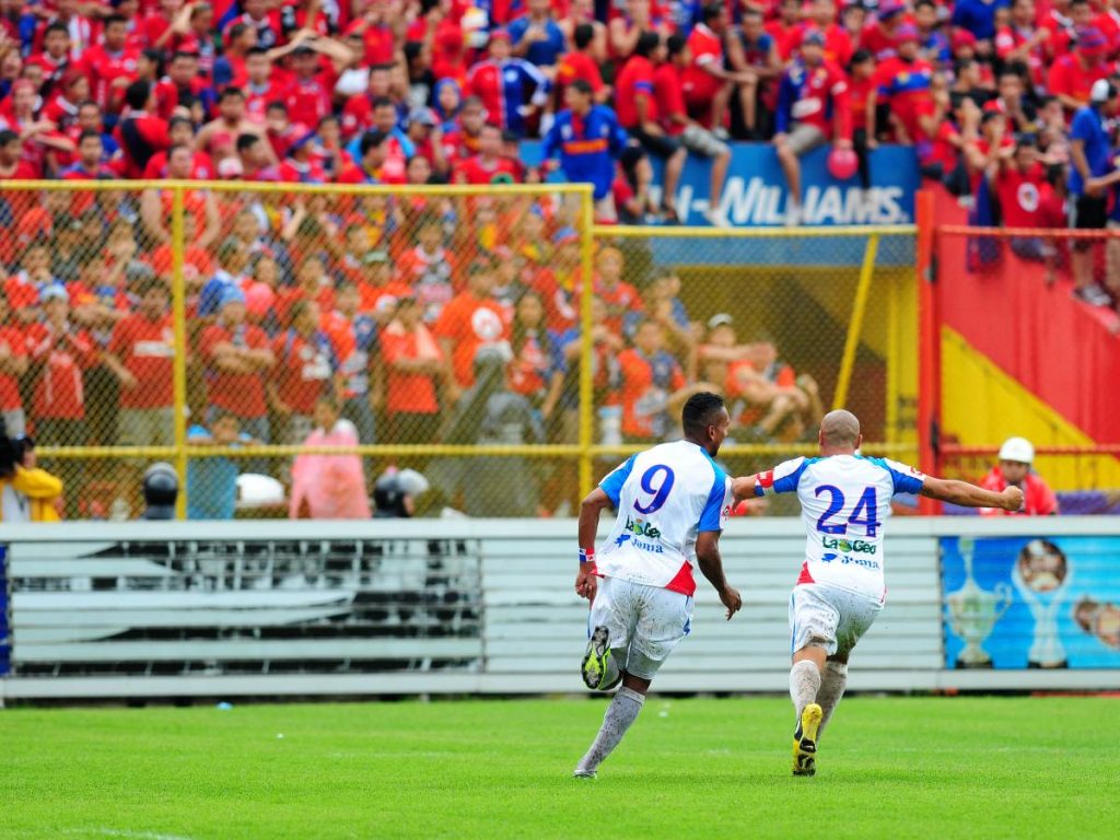 Anel Canales y Dagoberto Portillo de Firpo durante la final de fútbol del Torneo Clausura 2013 entre Firpo y FAS. Marcador Firpo 3 FAS 0. Foto Archivo