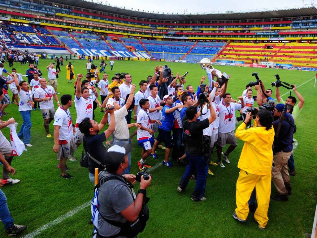 Firpo celebra el campeonato durante la final de fútbol del Torneo Clausura 2013 entre Firpo y FAS. Marcador Firpo 3 FAS 0. Foto Archivo