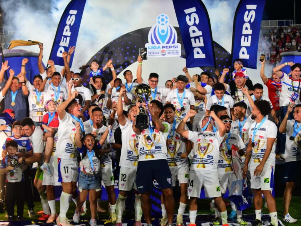 Firpo levantando la copa de campeón del Apertura 2025. Foto Emerson Del Cid