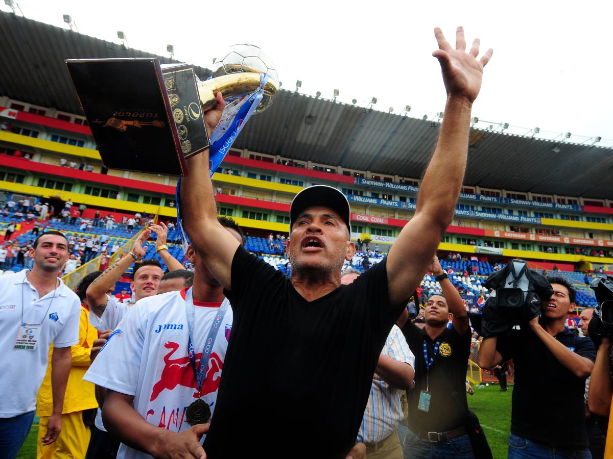 Roberto Gamarra técnico de Firpo celebra el triunfo durante la final de fútbol del Torneo Clausura 2013 entre Firpo y FAS. Marcador Firpo 3 FAS 0. Foto Archivo