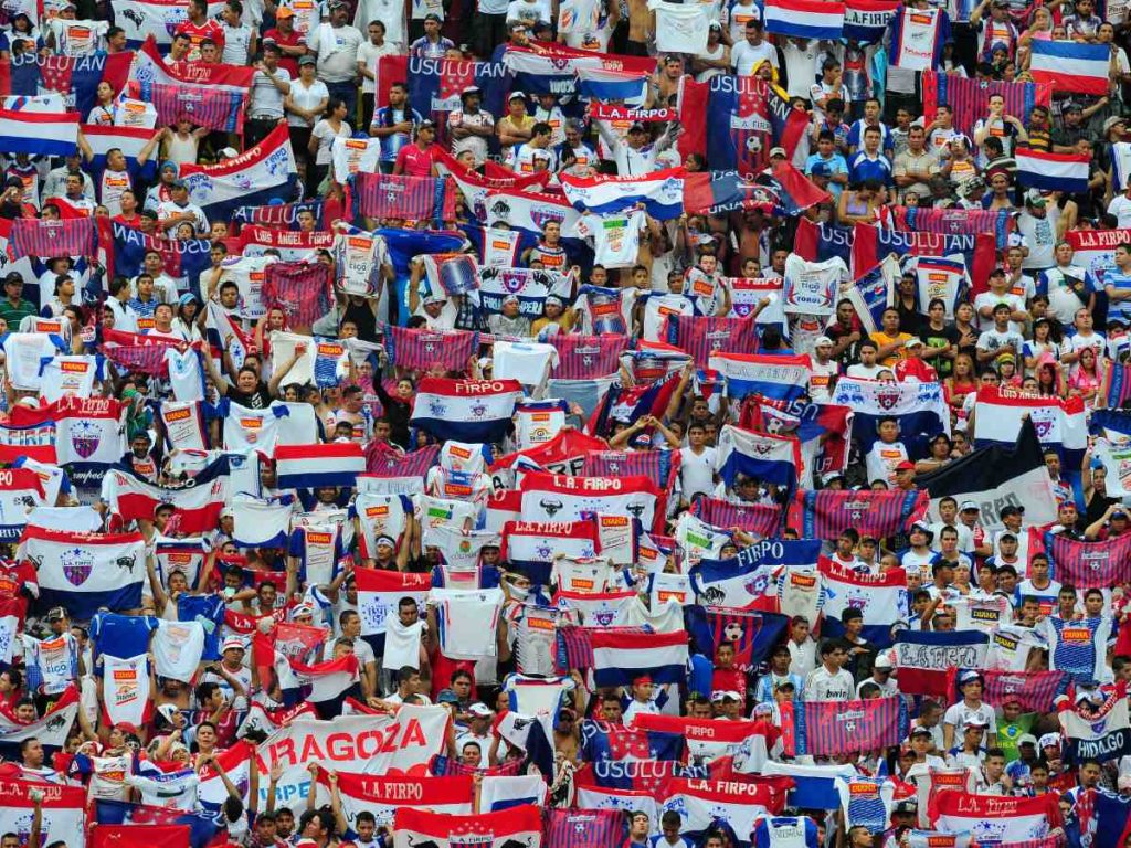 Aficionados de Firpo durante la final de fútbol del Torneo Clausura 2013 entre Firpo y FAS. Marcador Firpo 3 FAS 0. Foto Archivo
