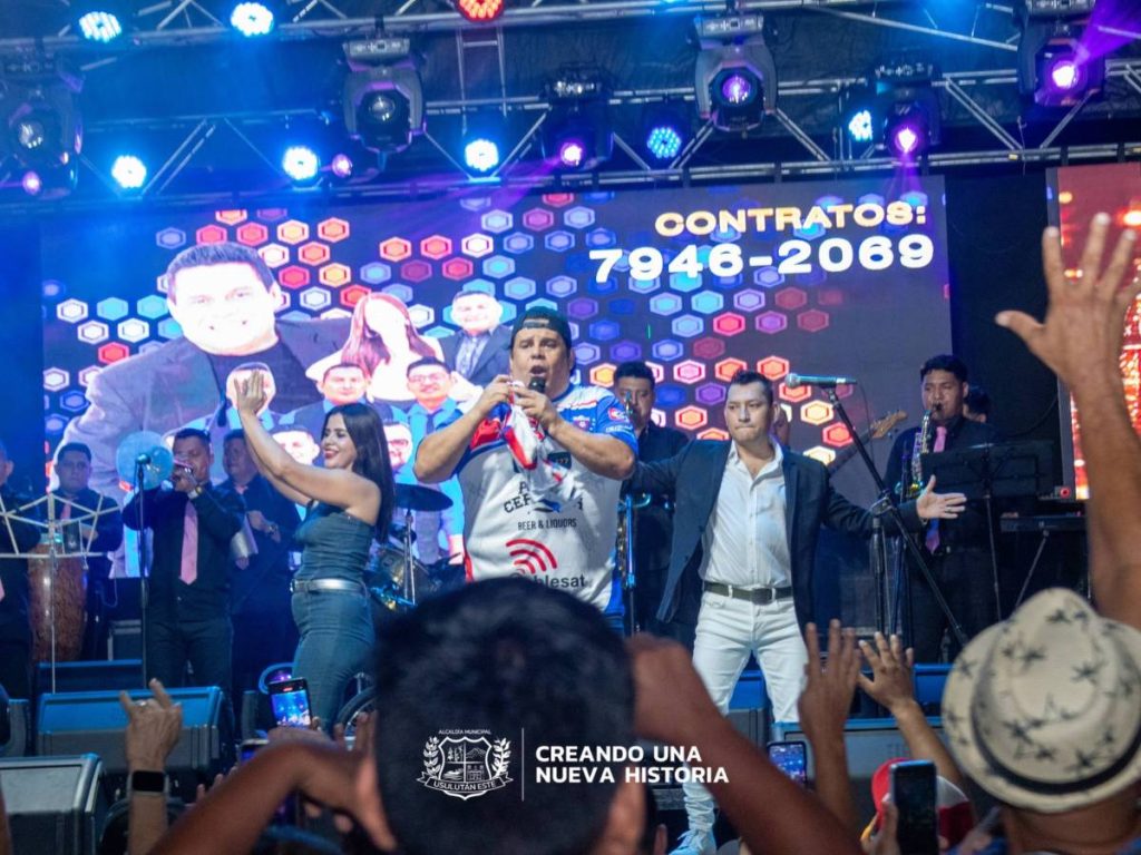 René Alonso con la camisa de Firpo en concierto gratuito en Usulután. Foto Cortesía Alcaldía Usulutan Este