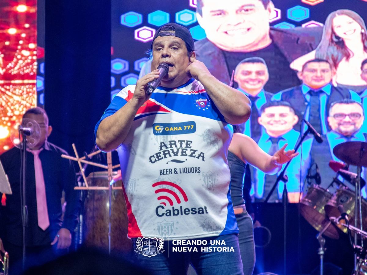 René Alonso con la camisa de Firpo en concierto gratuito en Usulután. Foto Cortesía Alcaldía Usulutan Este