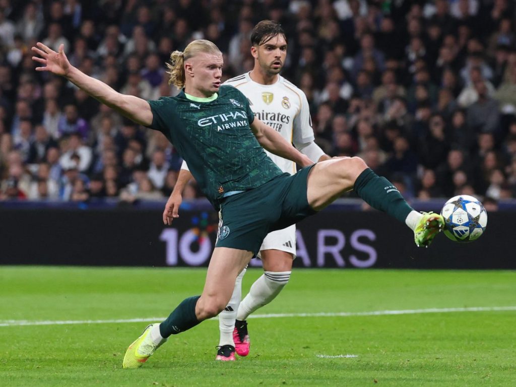 El delantero noruego #09 del Manchester City, Erling Haaland (izq.), controla el balón disputado por el defensa español #35 del Real Madrid, Raúl Asencio, durante el partido de la sexta jornada de la fase de liga de la UEFA Champions League entre el Real Madrid CF y el Manchester City en el estadio Santiago Bernabéu de Madrid el 10 de diciembre de 2025. (Foto AFP)