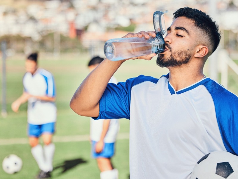 Un jugador de fútbol se hidrata antes de un partido. Imagen con fin ilustrativo. / Foto Shutterstock