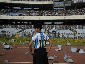 Miles de aficionados llenaron un estadio en el este de la India el 13 de diciembre para animar a Lionel Messi mientras la leyenda del fútbol develaba una estatua de 21 metros (70 pies) de él mismo. Foto AFP