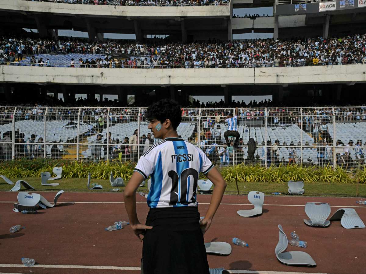 Miles de aficionados llenaron un estadio en el este de la India el 13 de diciembre para animar a Lionel Messi mientras la leyenda del fútbol develaba una estatua de 21 metros (70 pies) de él mismo. Foto AFP