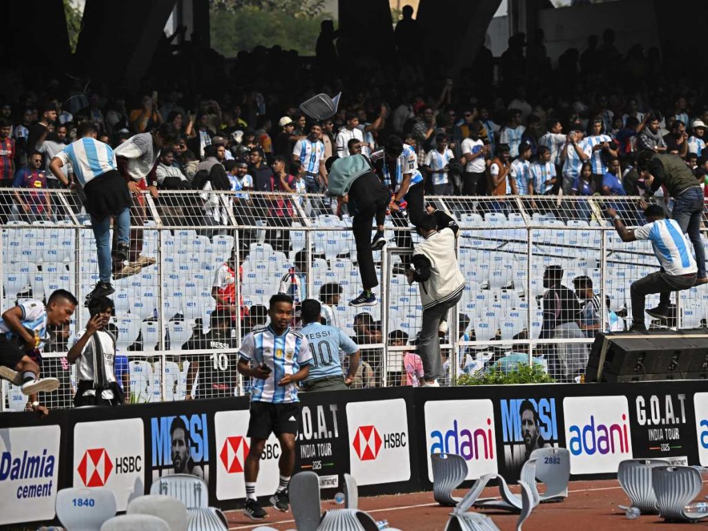 Miles de aficionados se congregaron en un estadio en el este de la India el 13 de diciembre para animar a Lionel Messi mientras la leyenda del fútbol develaba una estatua de 21 metros (70 pies) de él mismo. Foto AFP