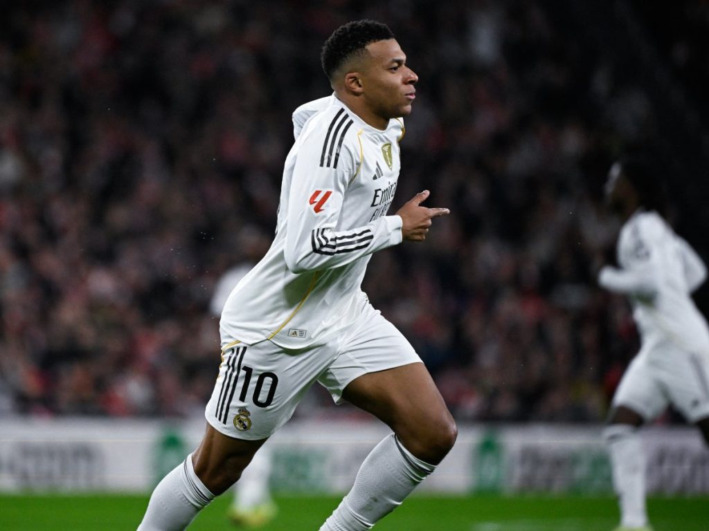 El delantero francés #10 del Real Madrid, Kylian Mbappé, celebra tras marcar su primer gol durante el partido de la liga española entre el Athletic Club Bilbao y el Real Madrid CF en el estadio de San Mamés en Bilbao el 3 de diciembre de 2025. (Foto AFP)