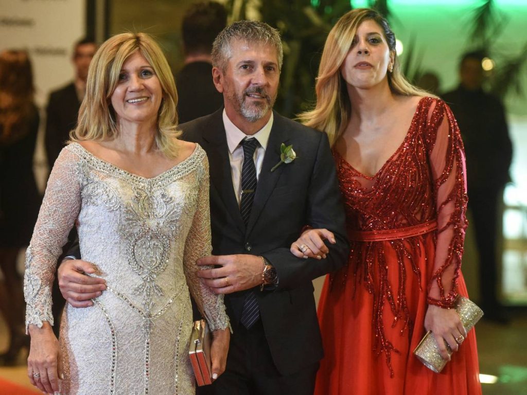 Los padres de la estrella del fútbol argentino Lionel Messi, Jorge Horacio Messi (C) y Celia María Cuccittini, y su hermana María Sol Messi posan después de la boda de Messi con Antonella Roccuzzo, en el Complejo City Center en Rosario, provincia de Santa Fe, Argentina, el 30 de junio de 2017. Futbolistas y celebridades, incluida la cantante pop Shakira, se reunieron el viernes para la "boda del siglo" en la ciudad natal argentina de Lionel Messi mientras la superestrella del Barcelona se preparaba para casarse con su novia de la infancia, Antonella Roccuzzo. Foto AFP