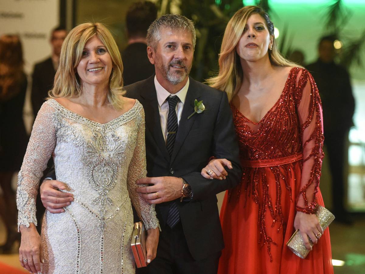Los padres de la estrella del fútbol argentino Lionel Messi, Jorge Horacio Messi (C) y Celia María Cuccittini, y su hermana María Sol Messi posan después de la boda de Messi con Antonella Roccuzzo, en el Complejo City Center en Rosario, provincia de Santa Fe, Argentina, el 30 de junio de 2017. Futbolistas y celebridades, incluida la cantante pop Shakira, se reunieron el viernes para la "boda del siglo" en la ciudad natal argentina de Lionel Messi mientras la superestrella del Barcelona se preparaba para casarse con su novia de la infancia, Antonella Roccuzzo. Foto AFP