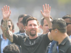 El delantero argentino #10 del Inter de Miami, Lionel Messi, llega al Estadio Salt Lake en Calcuta el 13 de diciembre de 2025. AFP