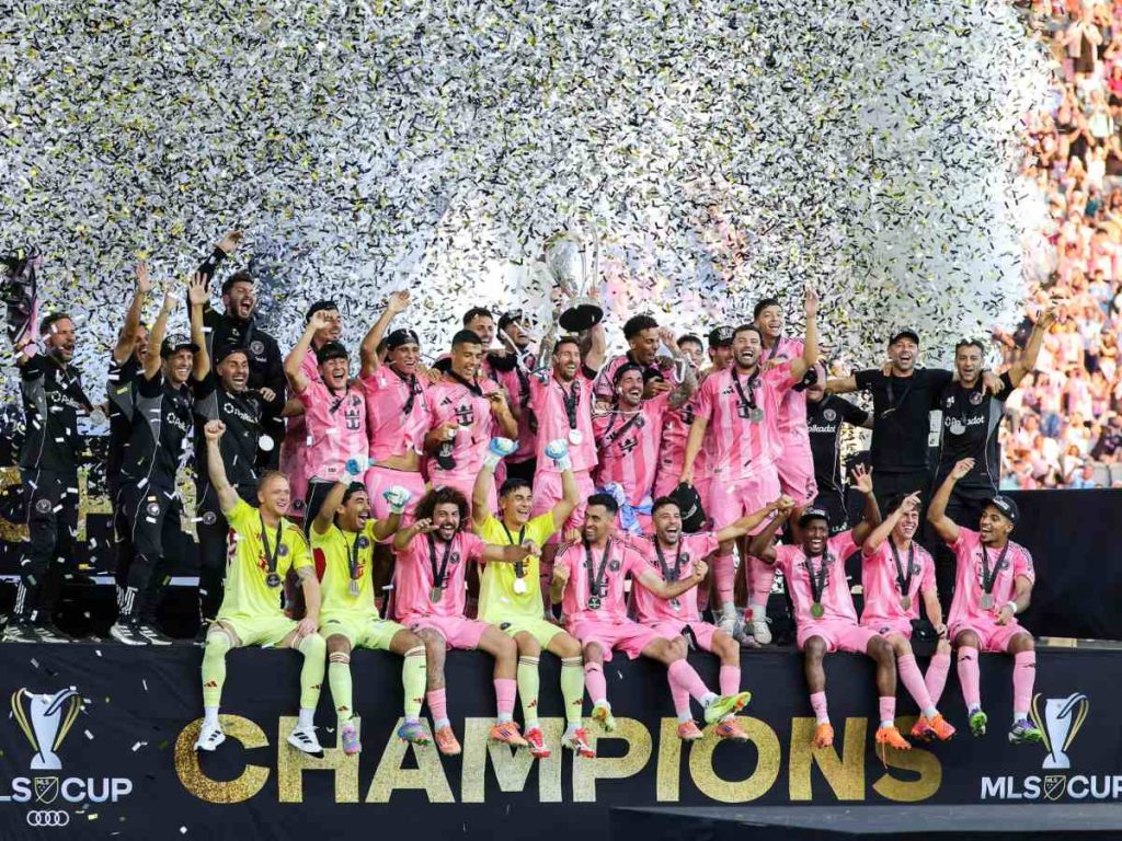 Jugadores y cuerpo técnico del Inter Miami CF celebran con el Trofeo MLS tras ganar la final de la Copa MLS 2025 entre el Inter Miami CF y el Vancouver Whitecaps FC, en Fort Lauderdale, Florida, EE.UU., el 06 de diciembre de 2025. EFE