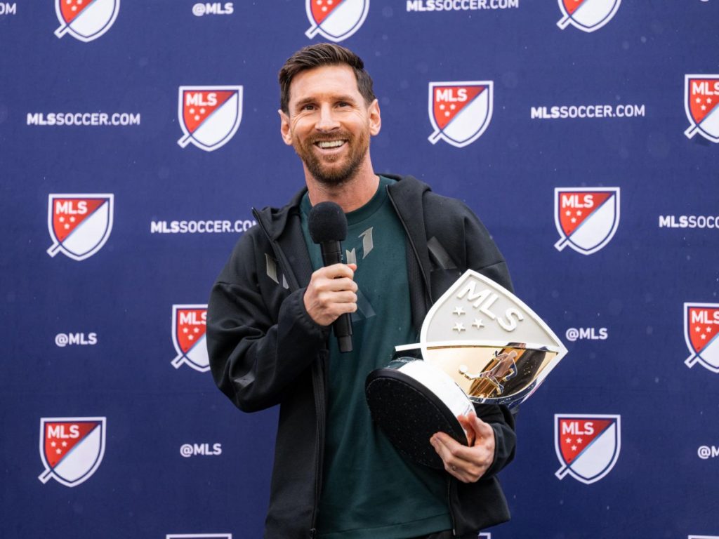 Lionel Messi con el trofeo de MVP de la MLS. Foto AFP